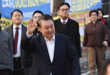 尹, 파면 닷새째에도 관저에…文, '퇴임 전 호텔行' 재조명