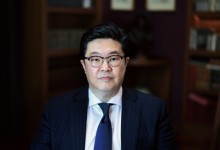 '홈플러스 사태' 김병주 MBK 회장 귀국…검찰, 곧바로 압수수색