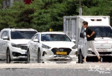 '낮기온 36도' 전국 찜통더위 여전…중·남부 지역엔 소나기