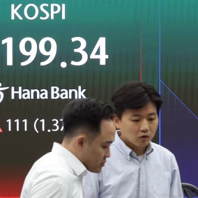 코스피, 반도체주 강세에 2%대 올라 8200선
