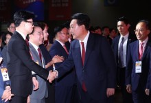 윤 대통령, 與전당대회 참석…한동훈 등과 악수한 뒤 “원팀” 강조