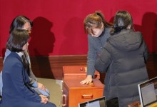 탄핵 투표 후 ‘나가라’ 들은 與김예지가 밝힌 투표장 돌아온 이유