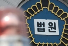 여성 흉기 공격·염산 뿌린 70대 스토커 징역 5년 선고