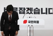 대표직 내려놓은 한동훈 "탄핵 찬성, 후회하지 않는다"