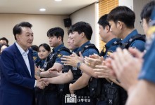 尹, "제복 입은 영웅들 정당한 보상 통해 뒷바라지 할 것"