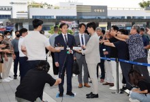 조국 "먼지털이 수사 한심"…文 전 사위 특혜 채용 의혹 검찰 출석