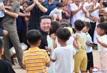 北 김정은, 수재민에 의류·가방 지원…'애민 지도자' 이미지 부각
