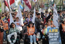 전장연, 1년여 만에 출근길 지하철 탑승 시위 재개