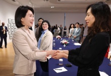 김혜경 여사, 뉴욕서 청년 예술인 만나 "또래 자녀 어머니로서 성취 대견"