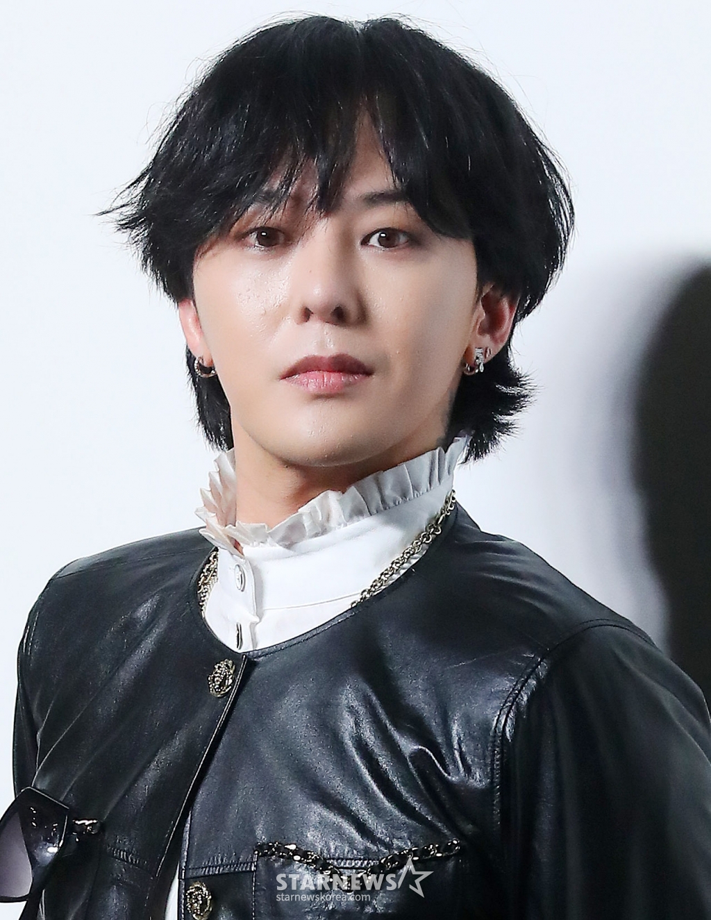G-Dragon, the master of the music industry, is finally returning to the stage after a long wait, raising fans' anticipation