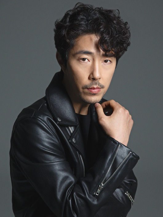 Actor Song Wook Kyung is officially joining the new MBC Friday-Saturday drama ‘Chief Detective 1958,’ as announced by Wells Entertainment on the 17th
