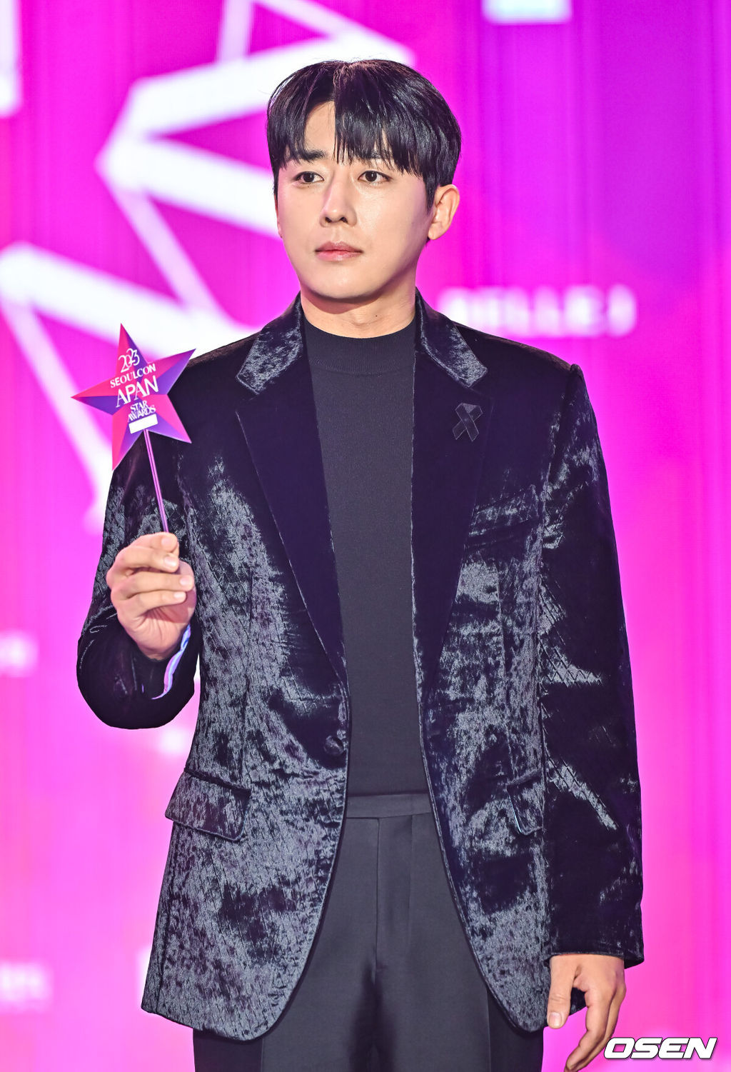 Son HoJun Returns to the Stage After 10 Years with the Play