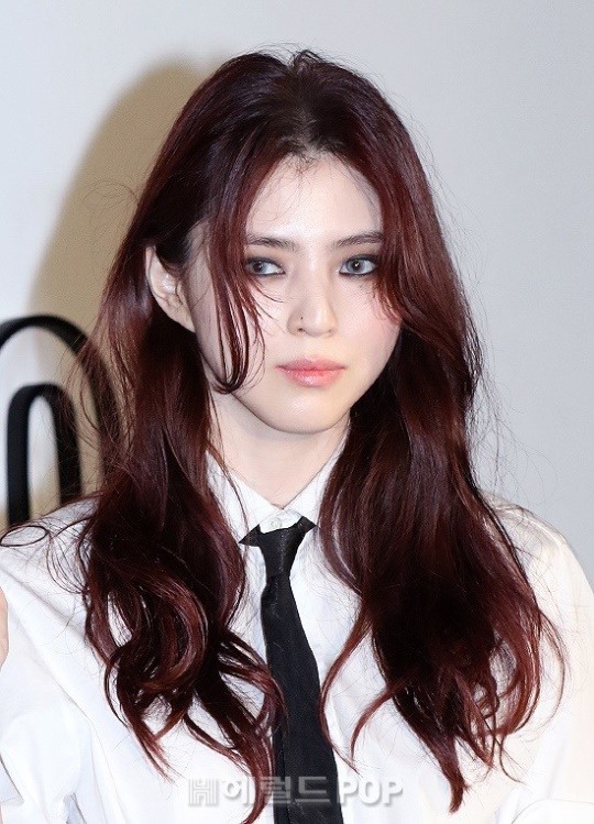 [팝업]<b>한소희</b>, 코 <b>성형</b> 의혹 사전 차단 "비염 수술로 높아져"