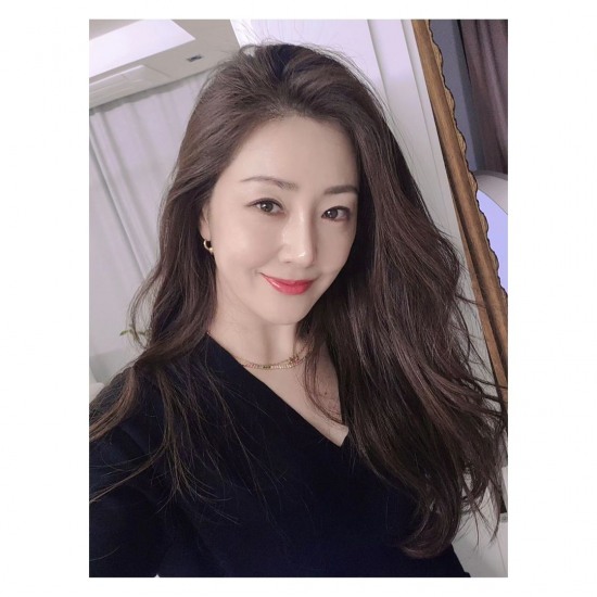 <b>오나라</b>, 이 얼굴이 정말 49세? 믿을수 없는 동안 비주얼