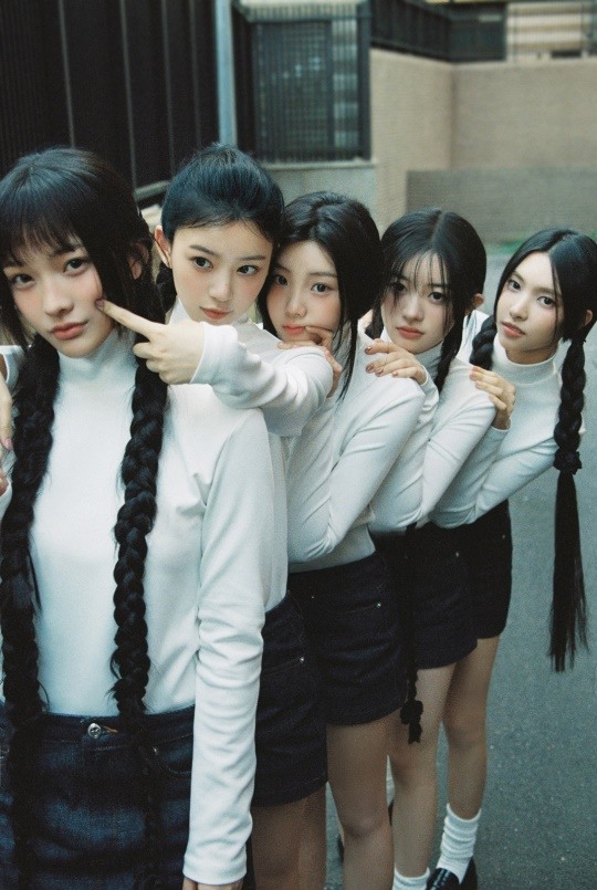 '<b>하이브</b> 막내딸' <b>아일릿</b>, 데뷔앨범 콘셉트 포토·필름..청초 소녀들