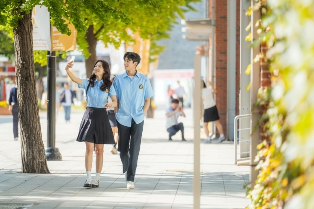'<b>닥터슬럼프</b>' <b>박신혜</b><b>박형식</b>, 비밀연애 중 교복데이트…첫사랑 기억 조작