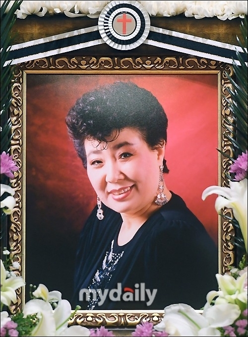 故 <b>현미</b> 오늘(4일) 1주기…'<b>밤안개</b>' 속으로 떠난 디바 [MD투데이]