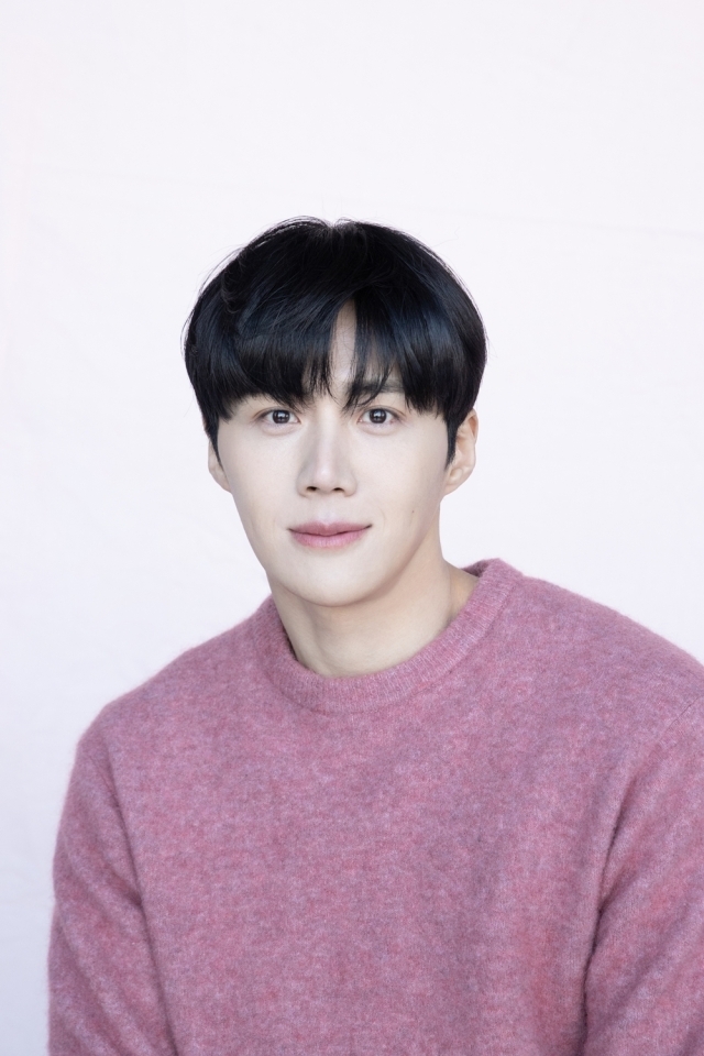 kim-seonho-shines-with-positive-influence-donates-100-million-won-to