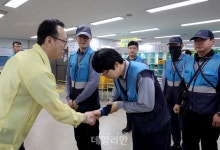 우본, 서청주우체국서 폭염 대응 점검…집배원에 안전 수칙·업무 정지권 당부