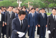 "尹계엄 성공했다면 李대통령도 불귀의 객"…5·18 묘역 찾은 정청래