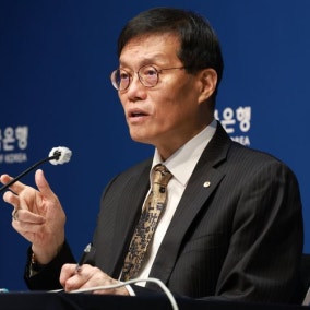 한은, 이번엔 금리 묶었지만…집값은 오르고 수출은 둔화 '첩첩산중'