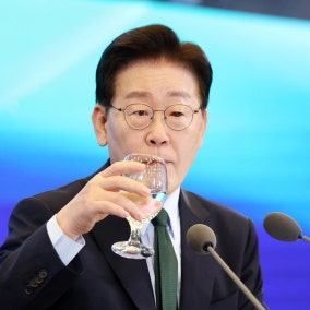 李대통령 지지율 35.2% 2주 연속 하락…국민의힘 41.3% 민주당 35.5% 오차내 역전