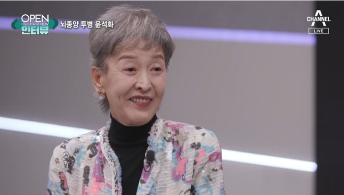 <b>윤석화</b> 뇌종양 투병기 공개 “기막혀 웃음나···마취호스로 앞니 4개 잃었다...
