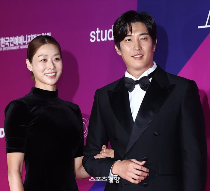 <b>강경준</b>, 불륜의혹 <b>여성</b>과 ‘해고통보’···해명없이 잠적