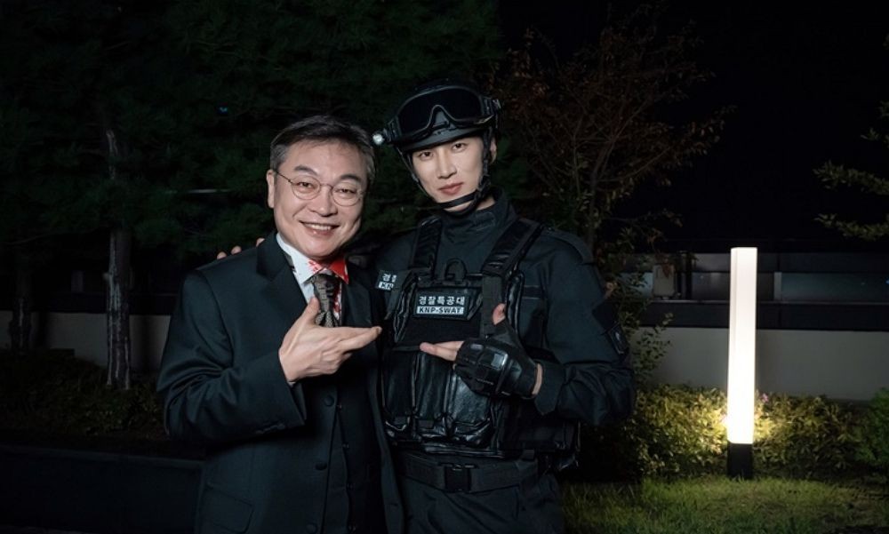 <b>안보현</b> 얼굴 얼마나 작은 거야...'재벌X형사' <b>김의성</b>과 투샷에 충격