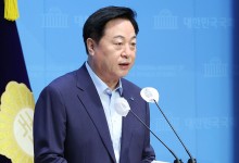 발언 수위 높이는 김두관 "이재명, '개딸' 결별하고 혁신회의 해산해야"