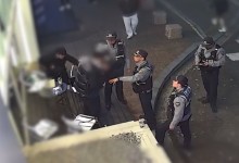 "월급 받던 중이었다"‥지명수배 조폭 거리서 현금다발 건네다 경찰에 덜미