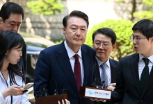 첫 공개 출석한 윤석열 전 대통령, 취재진 질문에는 '묵묵부답'