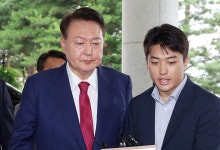 尹, 특검 출석 14시간 50분 만에 귀가‥질문엔 묵묵부답