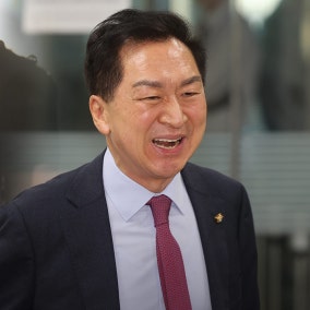 '김건희에게 로저비비에 청탁 혐의' 김기현 의원 부부, 첫 재판 출석