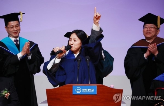 졸업식 뜬 '98학번' 이효리…"인생 <b>독고다이</b>"
