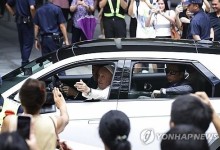 "교황님이 탑니다"…韓전기차 들썩