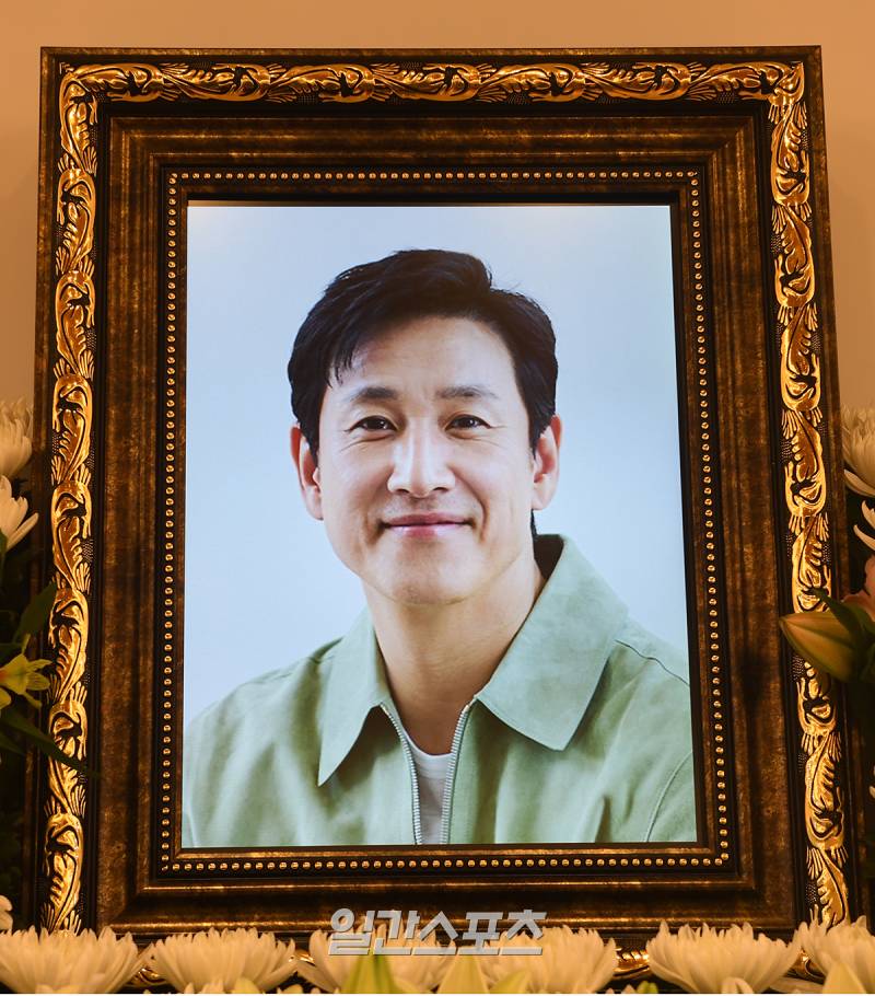 故 이선균 빈소, 삼엄한 경계...유재명‧<b>김성철</b>‧송영규 등 추모 발길 [종합]