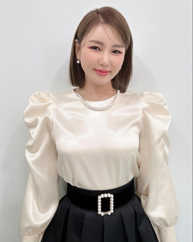 <b>송가인</b>, 무대 설치 사고로 <b>광주 콘서트</b> 연기…“작업자들 쾌유 빈다”