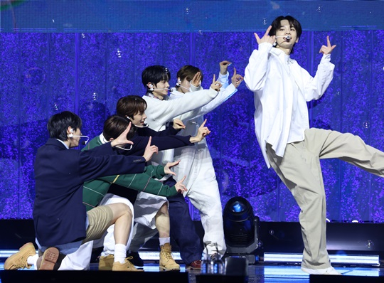 <b>투어스</b> 정식 데뷔 “<b>세븐틴 동생</b> 수식어, 성장 동력…퍼펙트돌 될 것” [종합...
