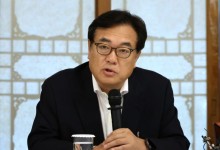 정진석 대통령 비서실장 첫 직원 조회…"똘똘 뭉쳐야"