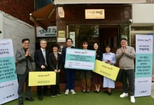 "교통약자 불편 줄인다" 기아, 이동식 경사로 보급