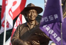 "박정희동상 밤새워 지키라고?"…대구시 지침에 공무원들 뿔났다