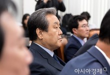 김무성 "둘 다 역량 부족…어디 들어가 밤 새워 합의해야"