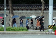 낮기온 30도 안팎 '후텁지근'…내륙 중심 소나기도[내일날씨]