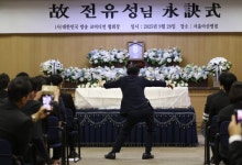 "웃으며 가세요" 전유성 영결식서 '숭그리당당'…개그맨답게 배웅한 선후배들