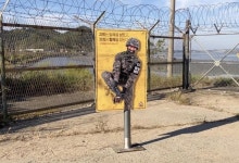 지뢰 폭발 후 정쟁만 비판하는 공익광고 논란