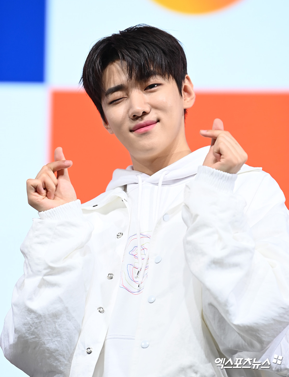DKZ <b>재찬</b> '<b>사랑</b>스러운 <b>하트</b> 윙크는 덤'[엑's HD포토]
