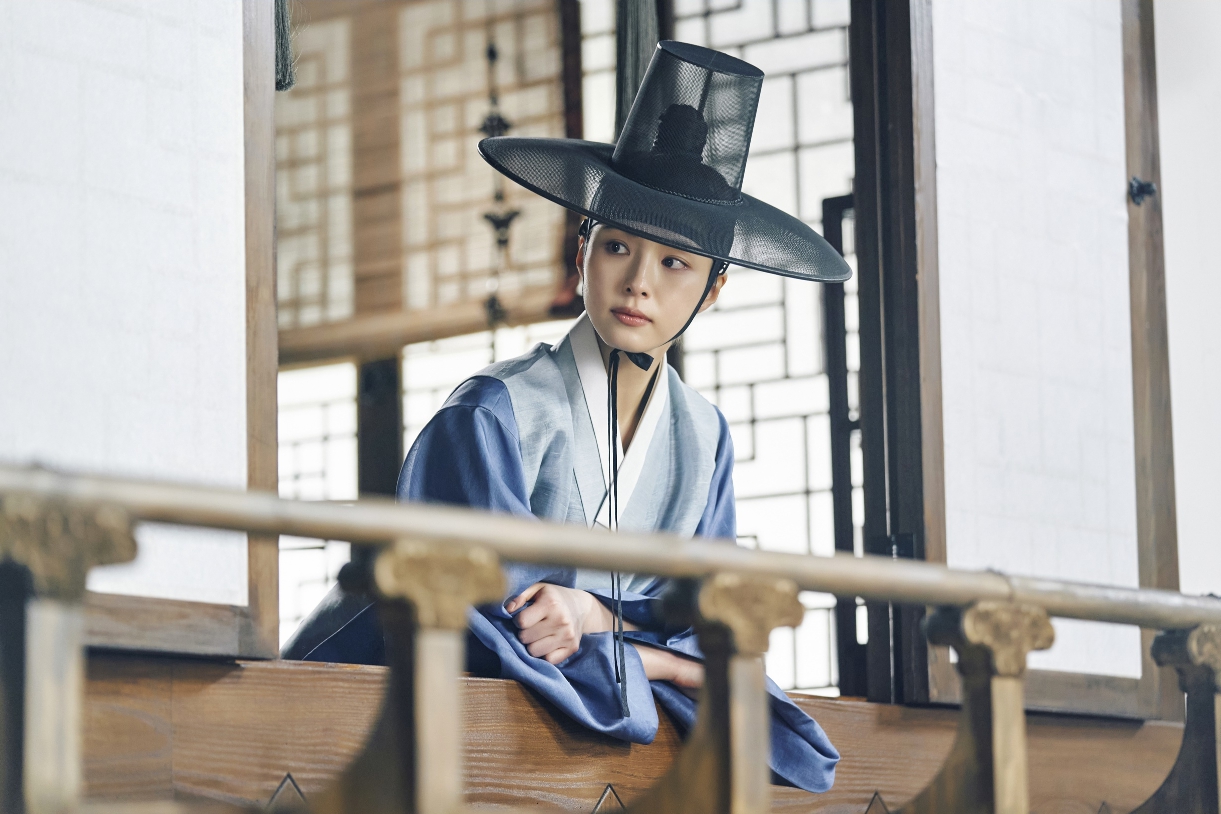 <b>신세경</b>, 생애 첫 <b>남장여자</b> 변신…잘생쁨 그 자체 (세작)
