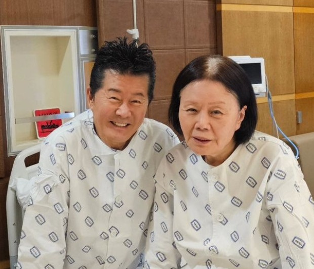 태진아, <b>옥경이</b>와 입원 <b>근황</b>…"당신과 함께 갈 거예요" <b>치매</b> 투병 아내에 달...