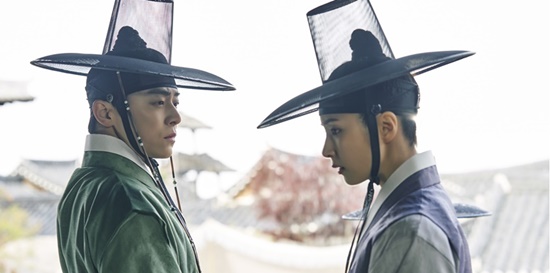 <b>신세경</b> 사이에 둔 <b>조정석</b>·이신영, 빗속 시선 교차…아찔한 <b>삼자대면</b> (세작)